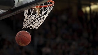 NBA篮球运动员在赛场上高高跃起扣篮的震撼画面