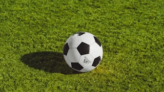 足球运动员在绿茵场上激烈拼抢的精彩瞬间